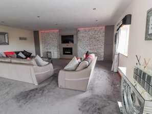 TV, fireplace - Penthouse apartment in the heart of towyn (Towyn)