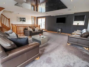 TV, fireplace - Penthouse apartment in the heart of towyn (Towyn)