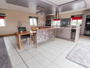 Fridge, microwave, oven, stovetop - Penthouse apartment in the heart of towyn (Towyn)