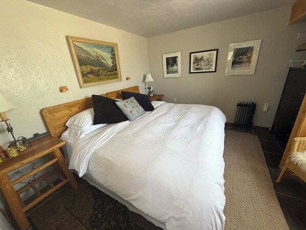 2 bedrooms, iron/ironing board, WiFi, bed sheets