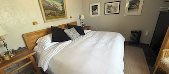 Jill's place is Cozy 2 bedroom cottage on a quiet dead end road, near Cortez.