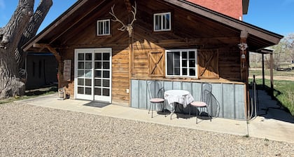 Jill's place is Cozy 2 bedroom cottage on a quiet dead end road, near Cortez.