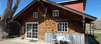 Jill's place is Cozy 2 bedroom cottage on a quiet dead end road, near Cortez.