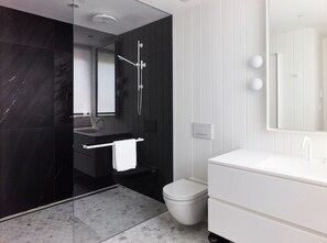 Shower, hair dryer, towels, soap - Collingwood Farm - 4 BED 4 BATH (Vancouver)