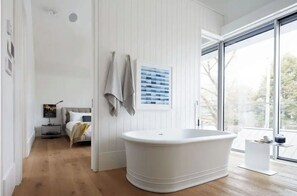 Een douche, een haardroger, handdoeken, zeep