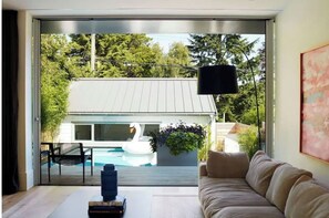 Living area - Collingwood Farm - 4 BED 4 BATH (Vancouver)