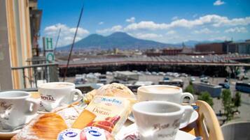 Deluxe-Doppelzimmer, Balkon, Stadtblick | Speisen im Freien