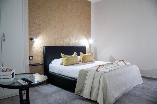 Triple Room, Courtyard View - Pisacane Family (Naples)