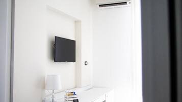 Double Room, Balcony, City View | Interior