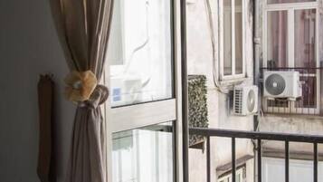 Camera doppia, vista cortile | Interni