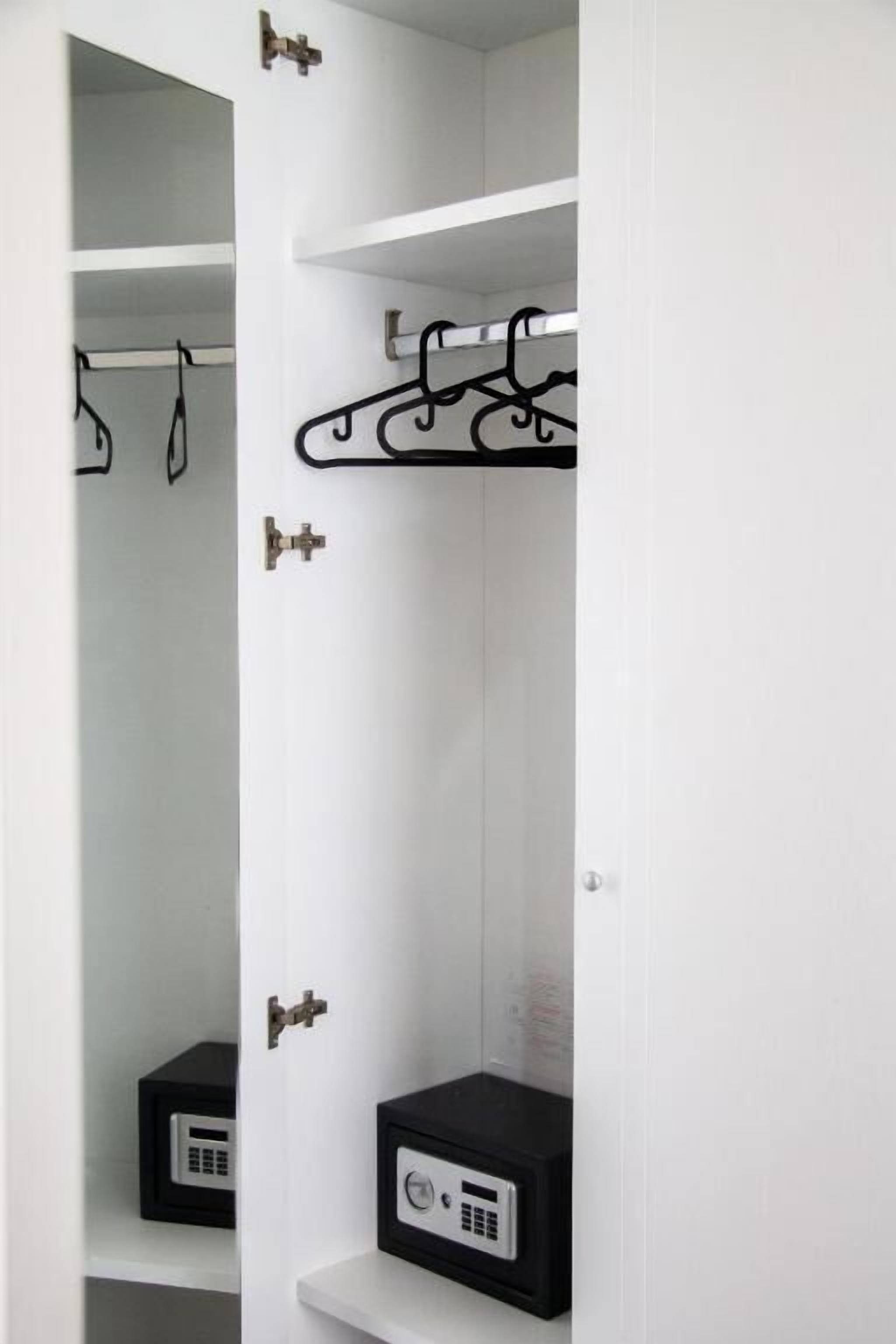 Camera doppia, balcone, vista città | Interni