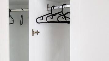 Camera doppia, balcone, vista città | Interni