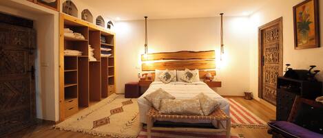 Iron/ironing board, Internet, bed sheets