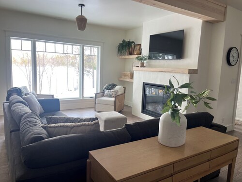 Biwabik, Wynne Lake Lakeshore house minutes away from Giants Ridge Resort!!