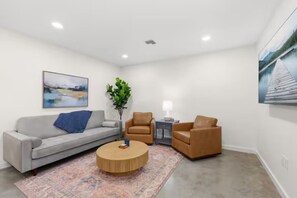 Living area - Poydras Inn (Lafayette)