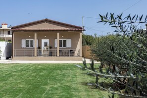 Exterior - NeSo - Villa Fyllo with Pool steps from the Beach (Tavronitis)