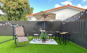 Outdoor dining - Dream House near Coral Gables & Coconut Grove (Miami)