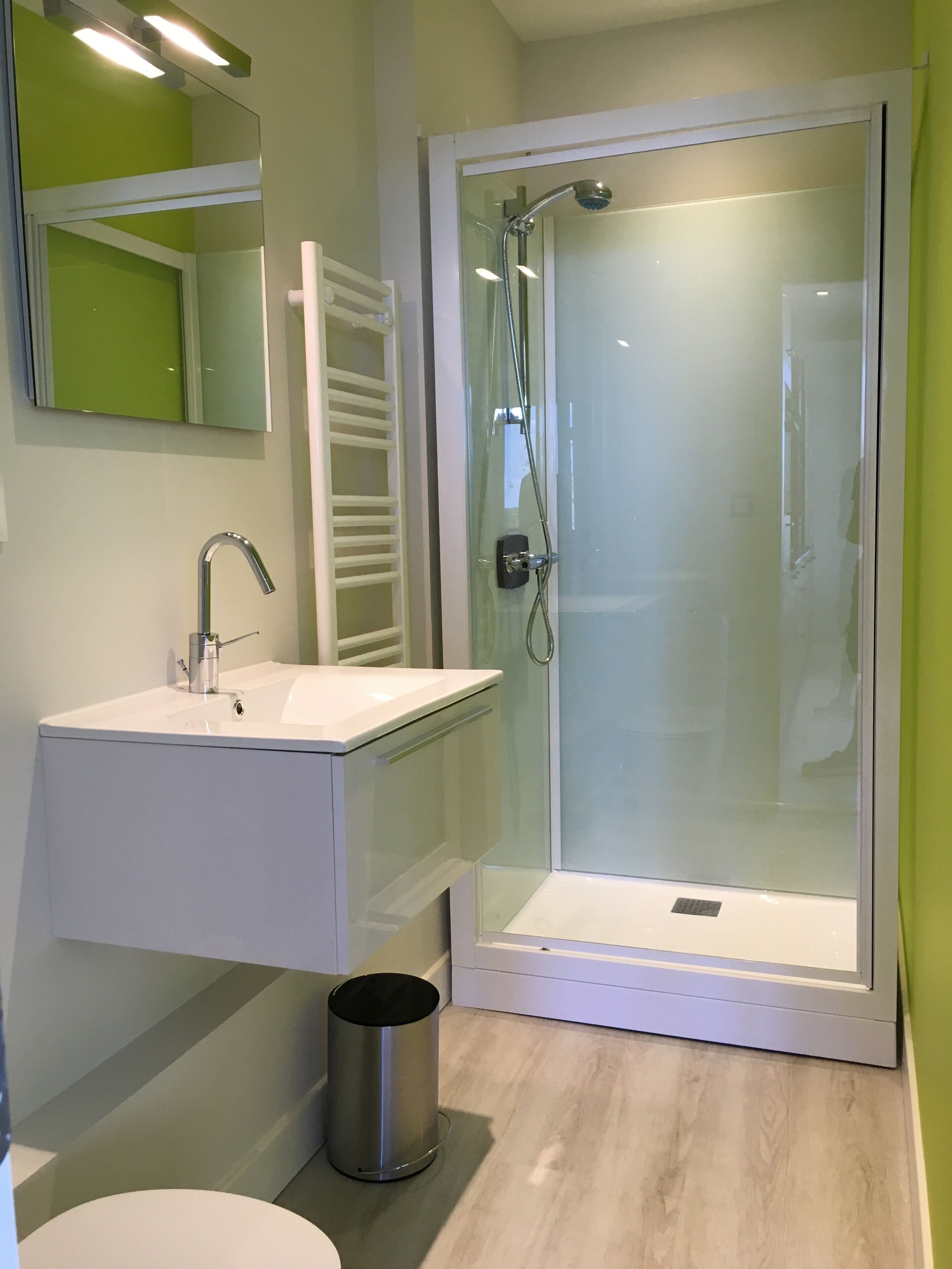  milieuvriendelijk toiletgerief, een haardroger, zeep, shampoo