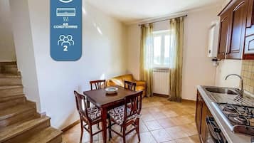 Coffee/tea maker, fridge, oven, cookware/dishes/utensils