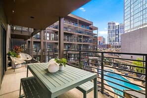 Outdoor dining - Walk to Broadway from The Hidden Gem! Pool/Gym/More (Nashville)