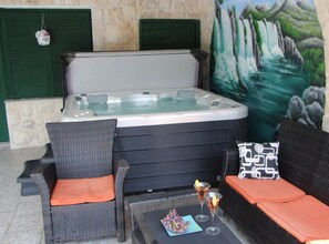 Outdoor spa tub - Holiday Home Nadalina - Five Bedrrom with Pool (Pirovac)