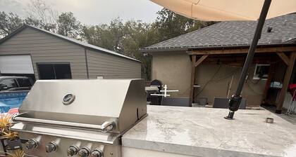 The Lion's Den, Studio guest house.