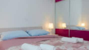 2 bedrooms, iron/ironing board, Internet, bed sheets