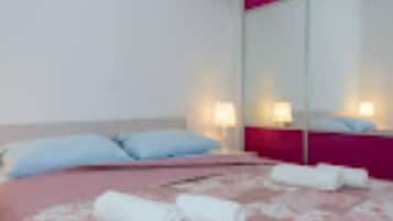 2 bedrooms, iron/ironing board, Internet, bed sheets
