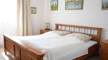 1 slaapkamer, een strijkplank/strijkijzer, wifi, beddengoed