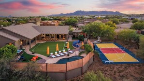 Zona residencial con piscina, mobiliario exterior y cancha de baloncesto.