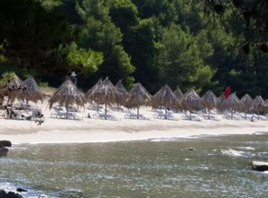 På stranden