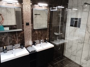 Shower, hair dryer, towels - Superior Two Bedroom Apartment with Terrace (Vir)