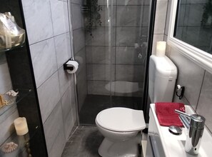 Douche, sèche-cheveux, serviettes fournies