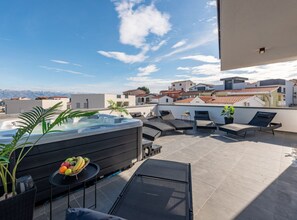 Terrace/patio - De Luxe Three Bedroom Apartment with Hot-Tub (Vir)