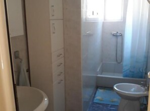 Shower, hair dryer, towels - Villa Teodora Mare - Studio with Sea View (App 2) (Petrovac na Moru)