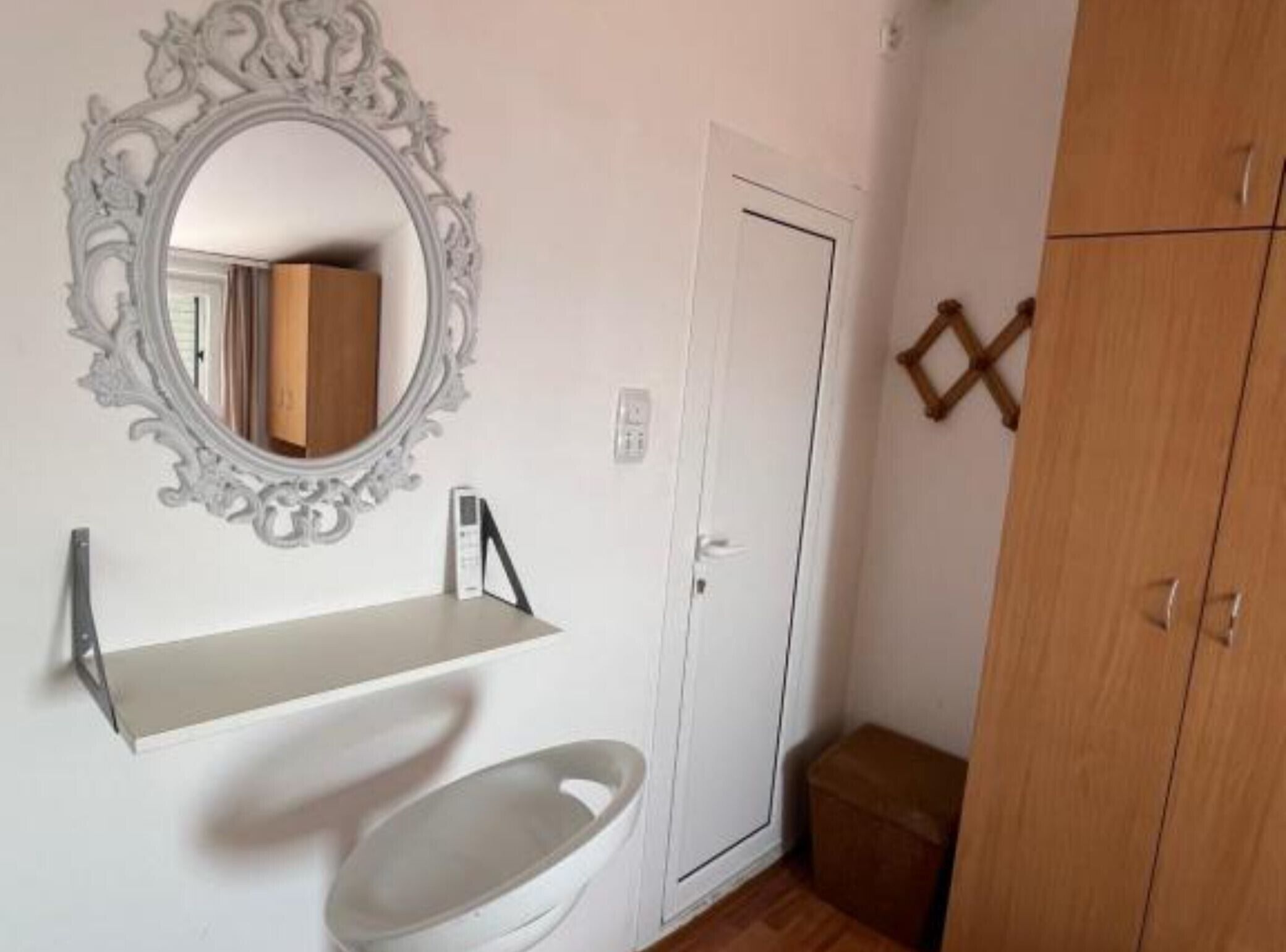 Douche, sèche-cheveux, serviettes fournies