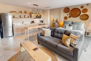 TV, offices - Cozy downtown Studio with Rooftop Pool & Arch/Ocean Views (Cabo San Lucas)