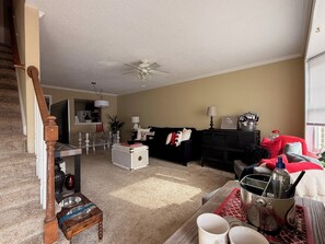 Living area - UGA Bulldog Basecamp- Prime Five Points Stay (Athens)