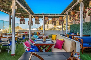 Outdoor dining - Loft close to the ocean with rooftop infinity pool, balcony & gym - dog-friendly (Cabo San Lucas)
