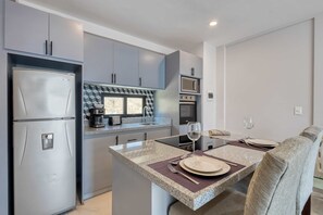 Réfrigérateur, micro-ondes, four, plaque de cuisson