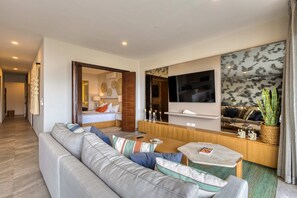 TV, offices - Peaceful coastal stay with pool, balcony & fitness center (Cabo San Lucas)
