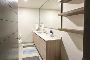 Shower, hair dryer, towels - Luxury house with private pool, ocean view, inviting balcony & elegant charm (San José del Cabo)