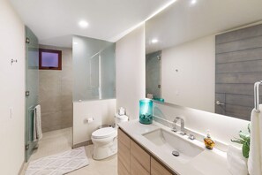Shower, hair dryer, towels - Luxury house with private pool, ocean view, inviting balcony & elegant charm (San José del Cabo)