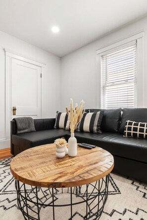 Living area - The Eleven on Hancock (Salem)
