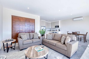 TV, offices - Stunning Oceanfront Luxury Apartment with spacious balcony– Perfect for Families (Cabo San Lucas)