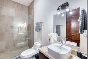 Shower, hair dryer, towels - Stunning Oceanfront Luxury Apartment with spacious balcony– Perfect for Families (Cabo San Lucas)