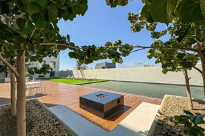 Outdoor dining - Spacious luxury apartment with ocean views, pool and steps to Playa El Médano (Cabo San Lucas)