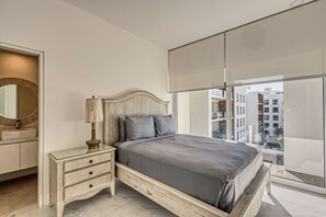 3 bedrooms, iron/ironing board, WiFi, bed sheets - Spacious luxury apartment with ocean views, pool and steps to Playa El Médano (Cabo San Lucas)