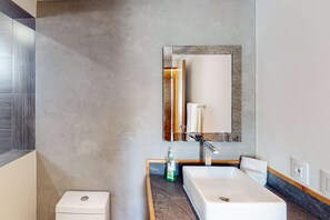 Shower, hair dryer, towels - Ground-floor condo with ocean view, pool, gym, hot tub, & washer/dryer (Cabo San Lucas)