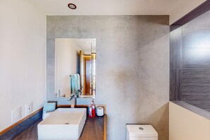 Shower, hair dryer, towels - Ground-floor condo with ocean view, pool, gym, hot tub, & washer/dryer (Cabo San Lucas)